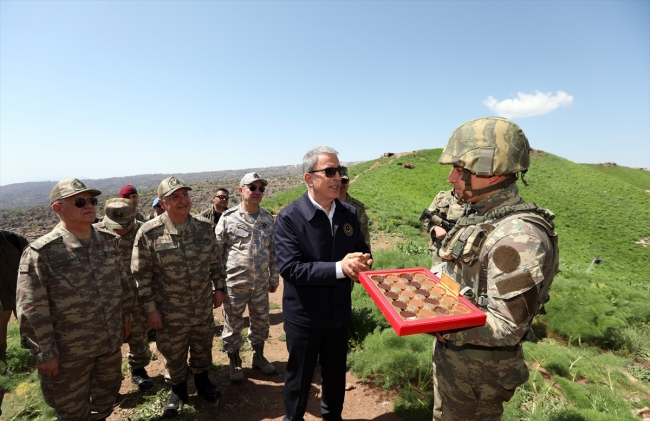 Bakan Akar: Pençe harekat bölgesini teröristlerden arındıracağız